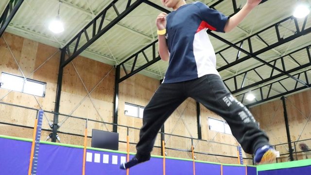 トランポリン運動をする男の子